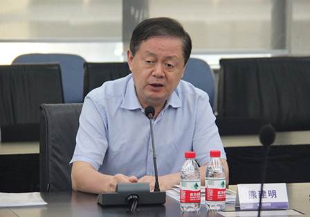 說明: F:\【資料與辦公】\辦公區\2.網站新聞\2019年\9月\2019.09.07 方大集團舉辦“高級管理人員研修班”培訓\熊總(文中.jpg